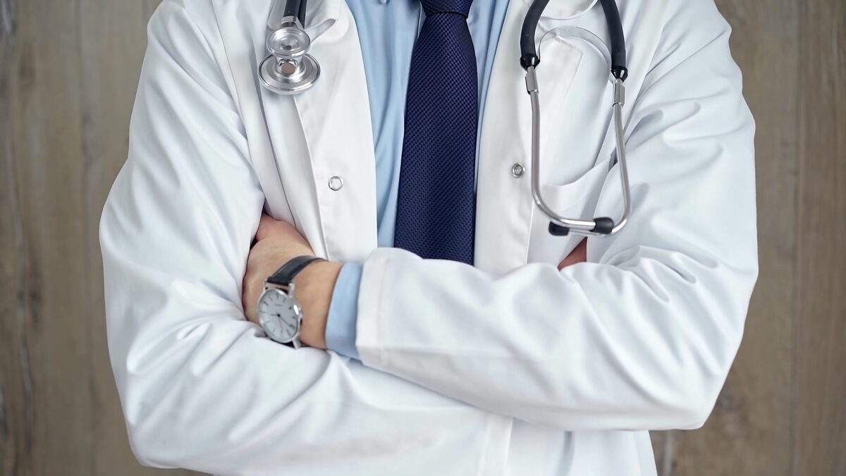Πεζός στη Ρόδο περπατάει στη μέση του δρόμου προκαλώντας προβλήματα στους οδηγούς