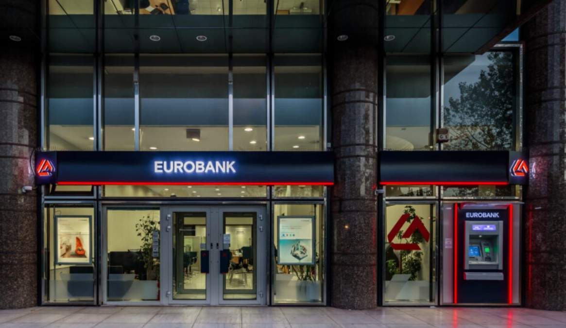 Χαλκιδική: «Ξήλωσαν» 100 ομπρέλες και ξαπλώστρες από παραλία της Γερακινής