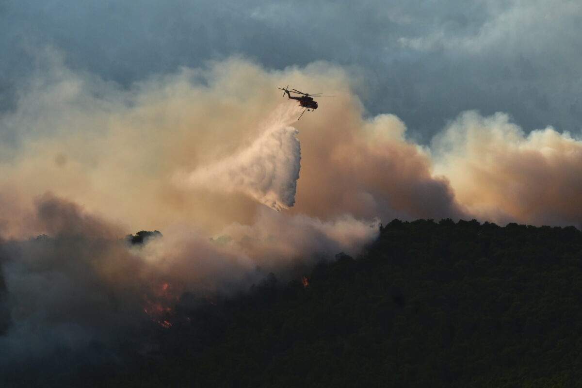 Πυρκαγιά στο Κορωπί – Επιχειρούν και εναέρια μέσα, ήχησε το 112