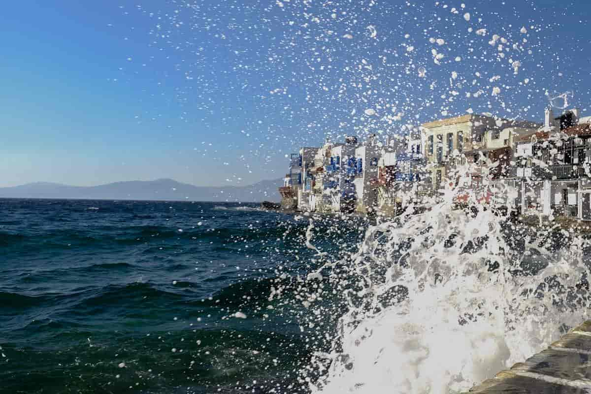 Καιρός: Συνεχίζεται ο «καύσωνας δύο ταχυτήτων» – Ποιες περιοχές θα «βράσουν»